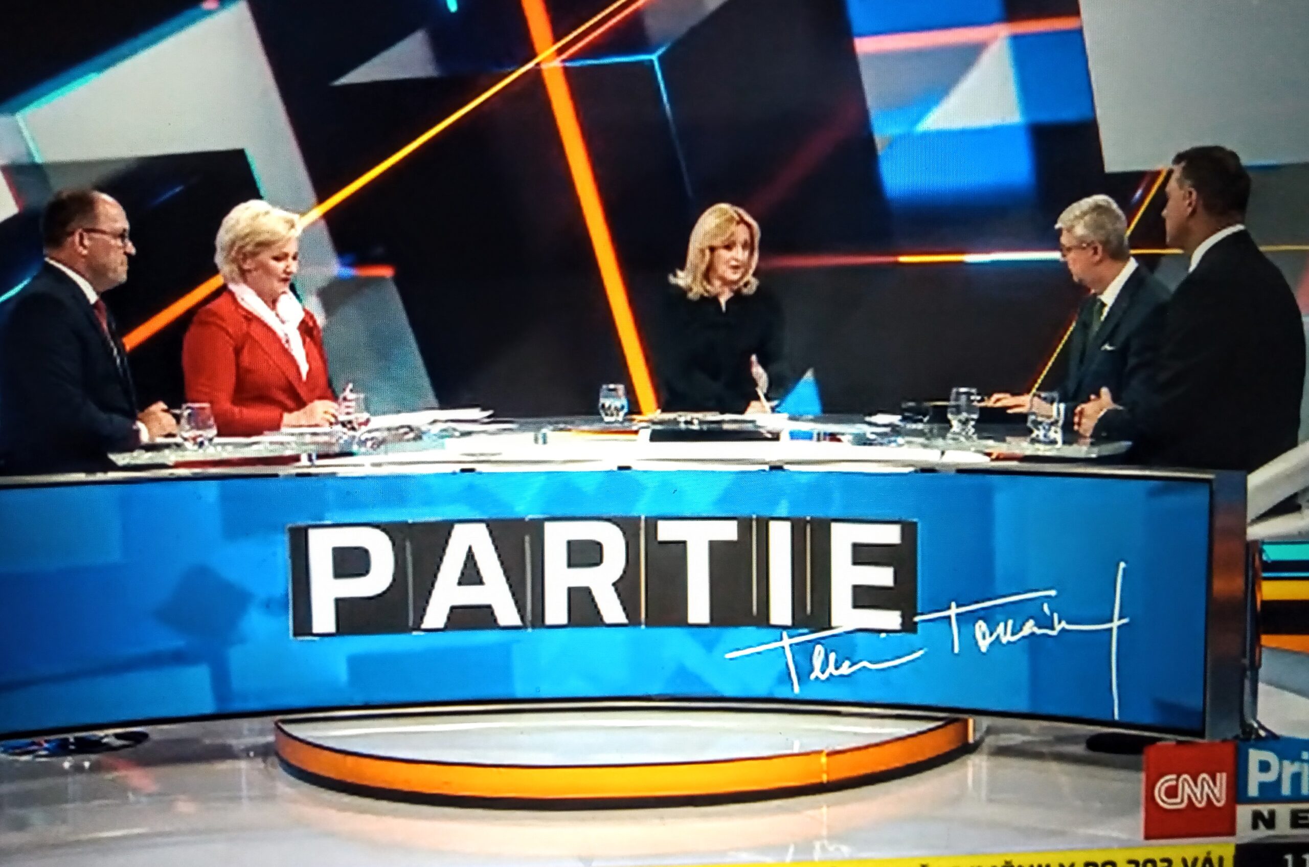 Před podzimními parlamentními volbami se na české politické scéně rozmáhají různé nešvary, na které jsme v minulosti nebyli zvyklí. Z politiků padají vzájemné urážky, které nemají mnohdy s politikou nic společného. Zmizela přírozená pravice, ale i přirozená levice. Všechno se smíchalo do různých rádoby občanských hnutí, která spřádají své rejdy, s nimiž voliče jen ohlupují. Bude tomu někdy konec? Těžko. Čtěte glosu na týden V tomto dni.