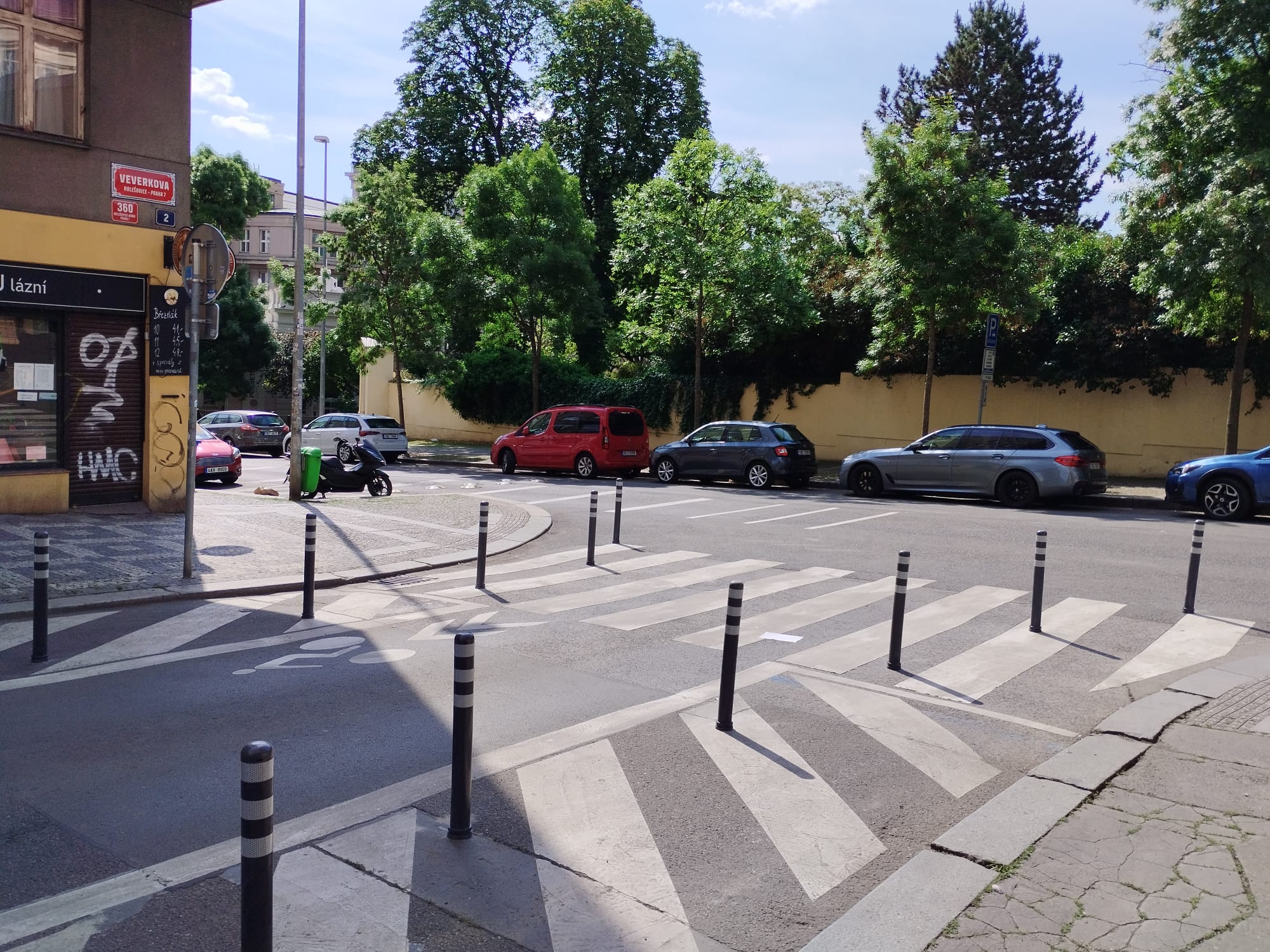 Občané Sedmičky se často podivuji nad tím, proč je na území této městské části instalováno neúměrné množství sloupků na chodnících a vozovkách. Mnohdy jsou umístěny i tam, kde svůj účel vlastně ani neplní, což ale z velké části omezuje parkovací místa pro rezidenty. Nad touto problematikou se zamýšlí ve svém komentáři Josef Neuberg, předseda zastupitelského klubu za ODS na Praze 7.