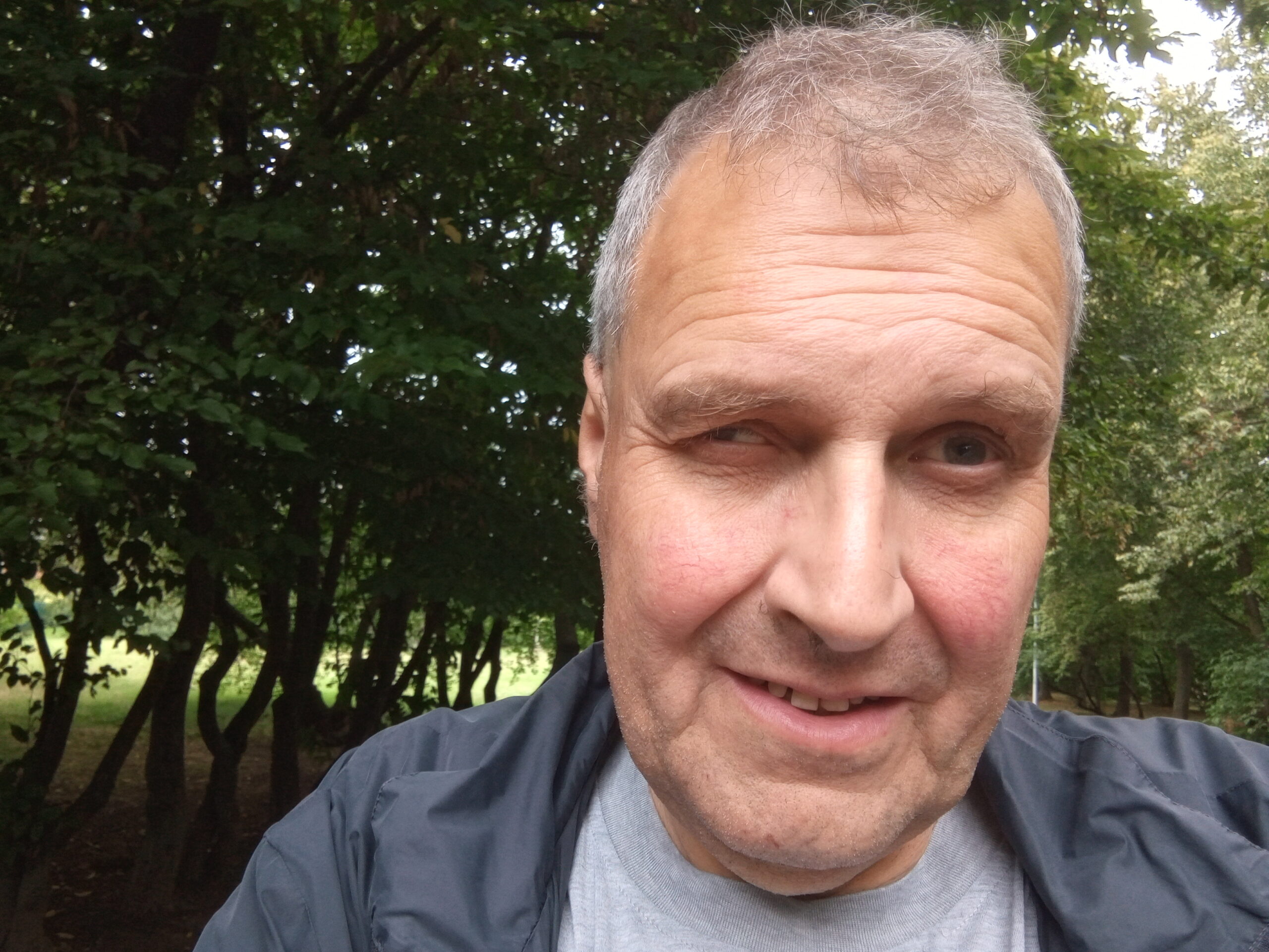 Post od Josefa Machače. Krátká glosa na týden pod názvem Zvláštní noc. Minulý týden jsme si připomněli padesáté sedmé výročí vpádu vojsk Varšavské smlouvy na území naší země. Byla to největší tragédie našeho národa, což se už nesmí v budoucnosti opakovat. Dnes  sice máme bezpečnostní záruky v podobě členství v Severoatlantické alianci, ale dnešní Rusko stále kuje plány, aby svoje bývalé impérium dostalo zpět. Potvrzuje to i jeho agrese proti Ukrajině. Proto se musíme mít stále na pozoru, protože proruské buňky v Česku jsou stále aktivní.