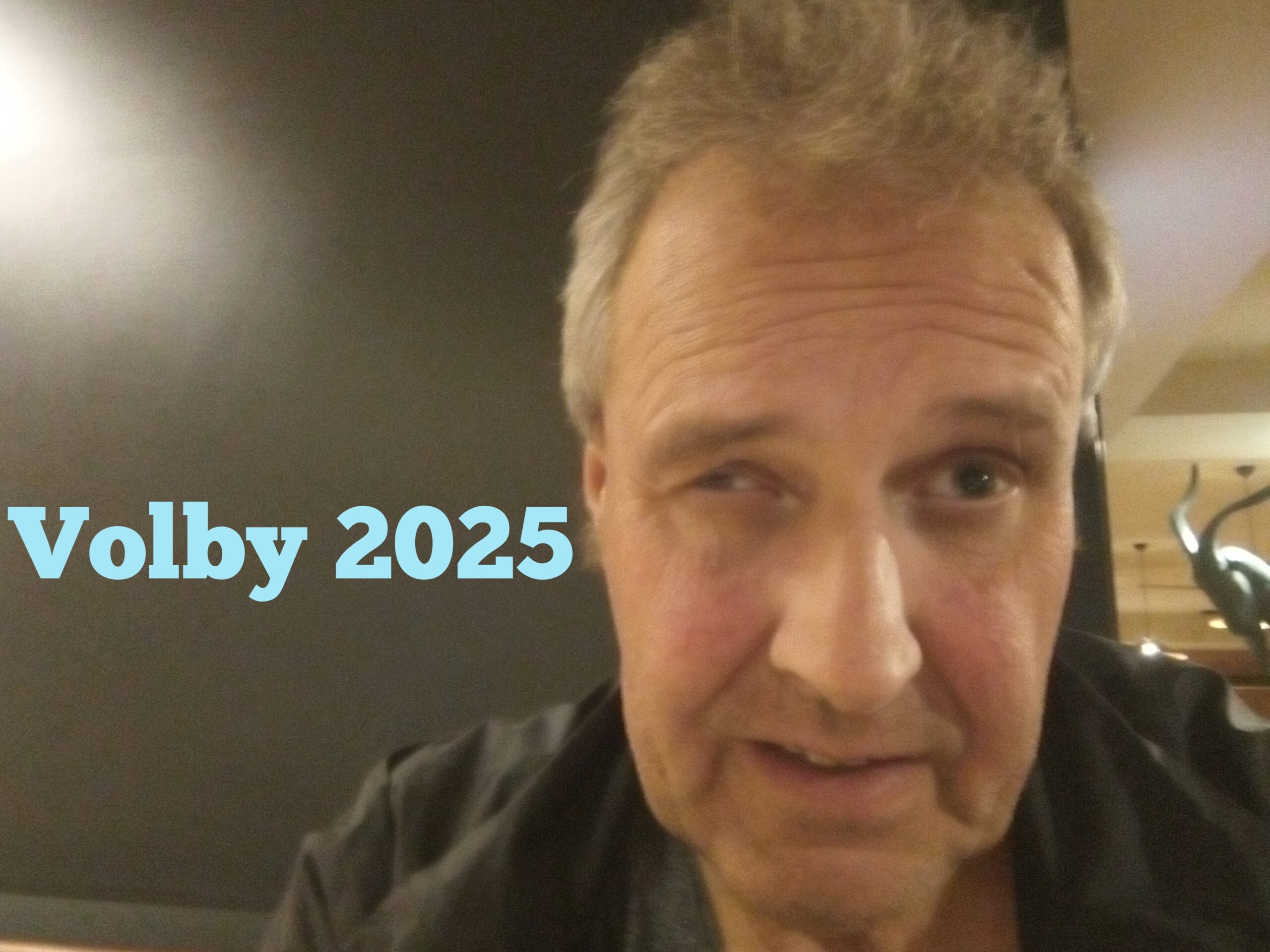 Report na týden od Josefa Machače. V Česku se 3. a 4. října 2025 uskutečni parlamentní volby. Politické strany a hnutí se předhánějí ve svých vizích do budoucnosti. Občané s napětím očekávají, kdo že bude jejich vítězem. Nelítostný souboj se odehrává zejména mezi hlavními protagonisty předvolebního boje, kterými jsou koalice Spolu a hnutí ANO. A jak to všechno dopadne? To se brzy dozvíme.