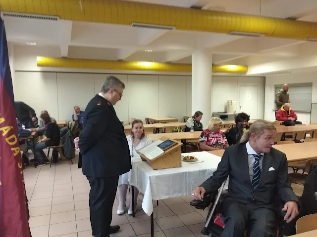 MUDr. Tomáš Kaštovský, zastupitel hlavního města Prahy, se ve svém komentáři zamýšlí nad problematikou bezdomovectví, jak na Praze 7 tak i v celé Praze. Určitě víte, Vážení čtenáři našeho týdeníku, že se často vracíme v některých našich příspěvcích k dění na Praze 7, kde stále vládne pražská strana Praha 7 Sobě, která působí na celopražské úrovni jako Praha Sobě. V zastupitelstvu hlavního města Prahy prosazovala v minulých volebních obdobích mnohdy kontroverzní vize, které občanům Prahy dodnes způsobují spousty problémů. Armáda spásy v Tusarově ulici na Praze 7 je toho zářným příkladem. Když měla Praha Sobě v minulém volebním období na magistrátu v gesci sociální politiku, nedokázala tuto problematiku uspokojivě vyřešit. Dodnes si občané bydlící v okolí této instituce stěžují na chování nepřizpůsobivých občanů v této oblasti.