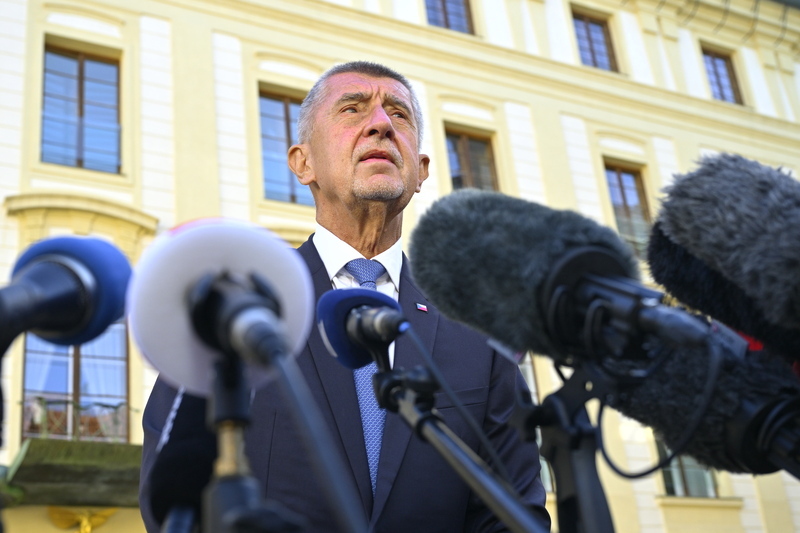 Glosa od J. F. Wanky zabývající se povolebními vyjednáváními o nové vládě. Křehká alchymie Babišovy vlády. Mezi triumfem a hradními pravidly.