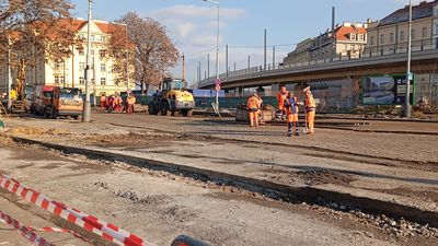 My vás z těch aut vytáhneme a budete jezdit na kole! Nad uzavřením ulice U Výstaviště pro automobily na Praze 7 se zamýšlí MUDr. Tomáš Kaštovský, zastupitel hlavního města Prahy za ODS.