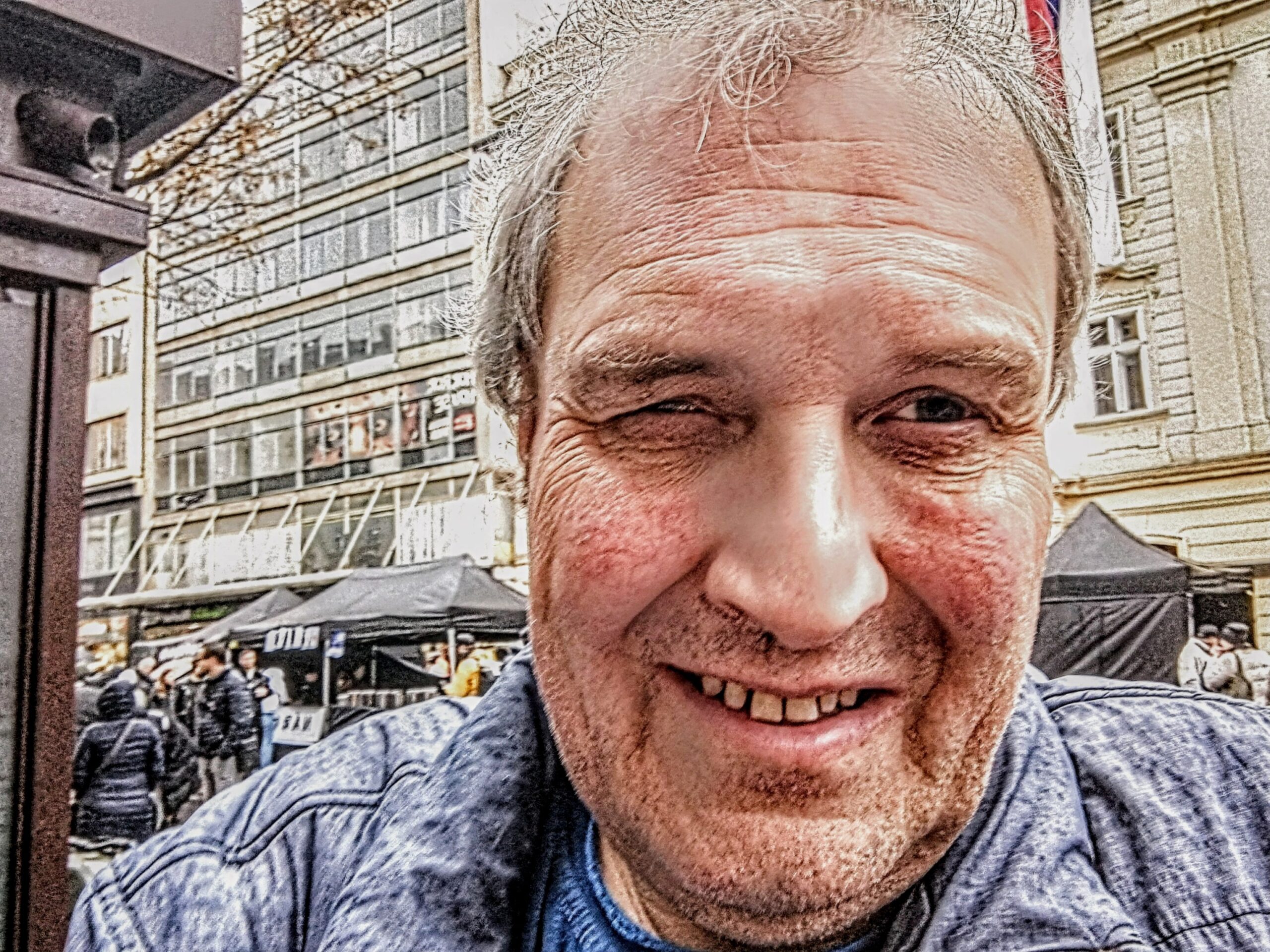 Dnes si připomínáme 36 výročí Sametové revoluce. Vzpomínáme všichni, kteří jsme se demonstrací v pražských ulicích tenkrát fyzický zúčastnili, vzpomínají i ti, kteří se narodili později. Ale jsou i takoví lidé, kteří odkazem 17. listopadu pohrdají. Nenutíme je, aby se k nám připojili a vzpomínali, což je důkazem toho, že máme v naší zemi opravdovou demokracii. Ale pokud jsou tito jedinci ve vysokých státních funkcích, a i když odkaz Sametové revoluce neuznávají, mohli by mít alespoň trochu taktu, aby se přemohli a alespoň reprezentovali svou funkci, když už do ní byli kvůli politickým obchodům dosazení.