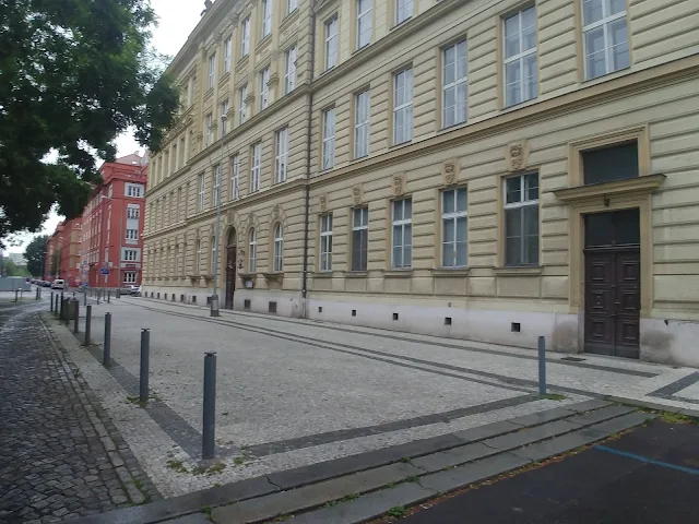 V poslední době je situace ve školství velmi diskutovaná. Zvláště se hovoří o kvalitě výuky cizích jazyků, ale i otázce začleňování do českých poměrů těch dětí, které sem se svými rodiči přijíždějí z cizích zemí. A jak by se měl současný systém v této oblasti zlepšit? Snahou státu, ale i regiónů by mělo být ještě větší přesouvání finančních prostředků do tohoto resortu. Ale to po čtyřleté výměně politických reprezentaci ve všech sektorech státní správy není zcela jednoduché, protože každá z nich může mít mnohdy na tuto problematiku rozdílné názory.