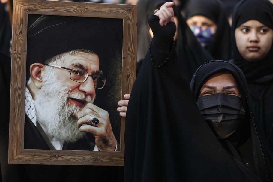 Údery Spojených států a Izraele na Írán stále pokračují. Za tu dobu bylo zabito velké množství pohlavářů tamějšího režimu. Budoucnost Íránu je nejistá, protože teokratický teroristický režim se drží u moci zuby nehty. A nic nenasvědčuje tomu, že by se jí chtěl dobrovolně vzdát.