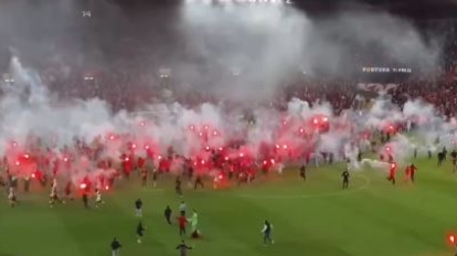 Derby, které se změnilo v ostudu. Titul v oblaku dýmu a světlic