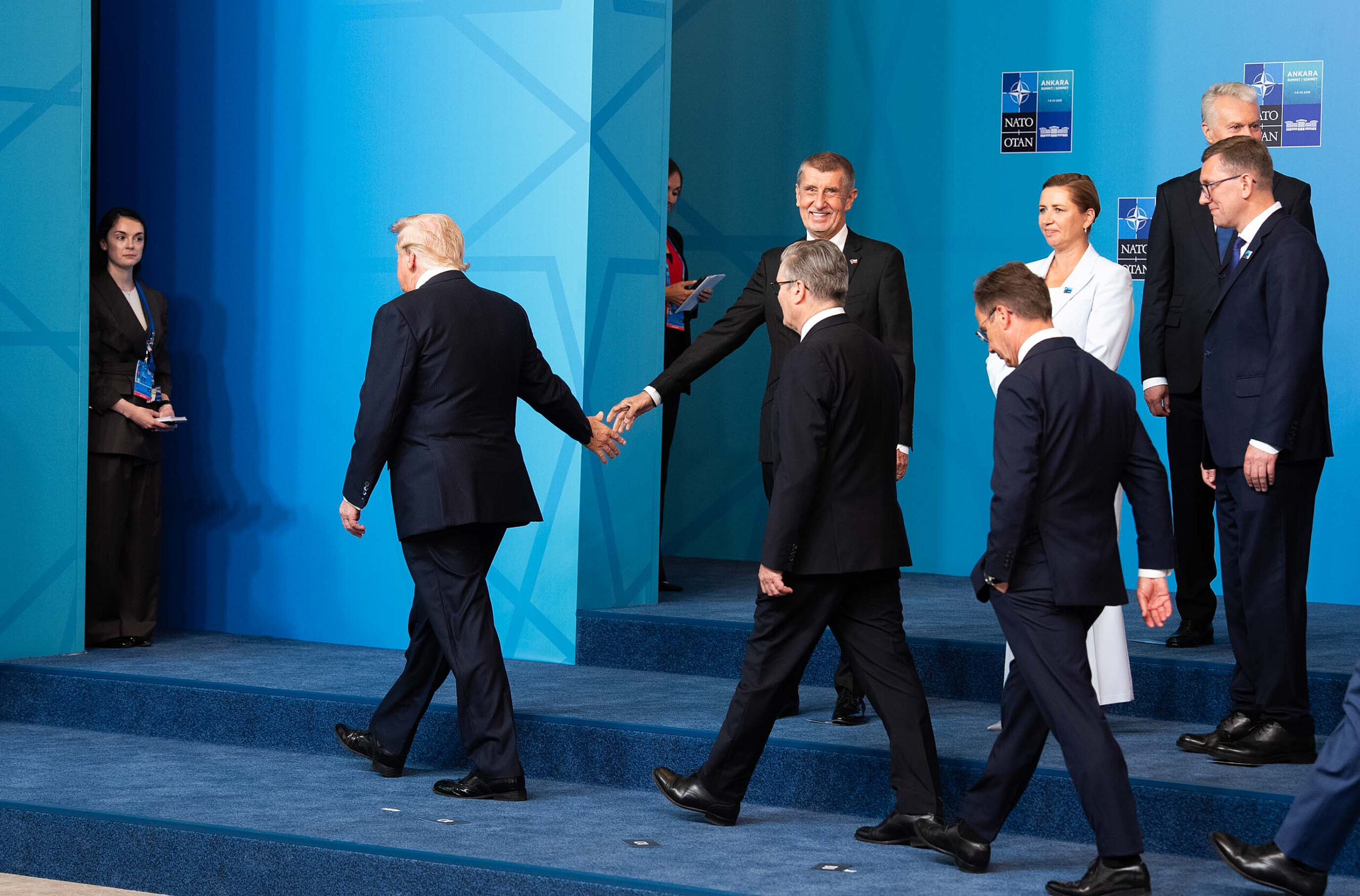 Summit NATO je minulostí: vláda tvrdí, že o diplomatický exces nešlo. Kdo ví, co se tam opravdu dělo.