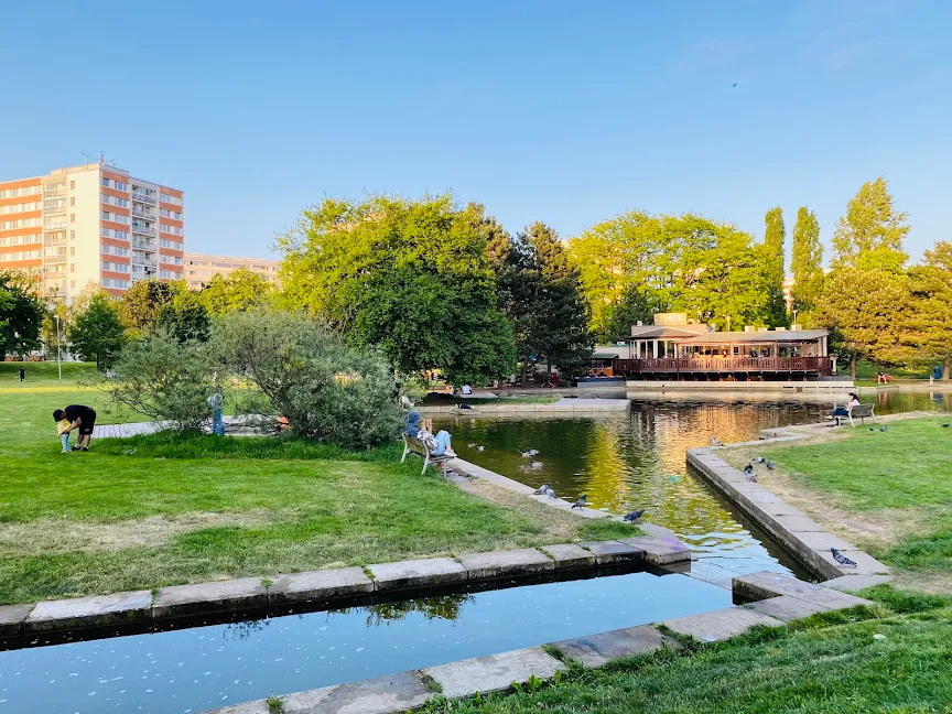 Co se povedlo na Devítce, by se hodilo celé Praze. Z luk park, z parku kluziště: Prosek ukázal, jak se dělá radnice. Starosta, který nesedí v kanceláři. Park Přátelství na Proseku: důkaz, že radnice může fungovat